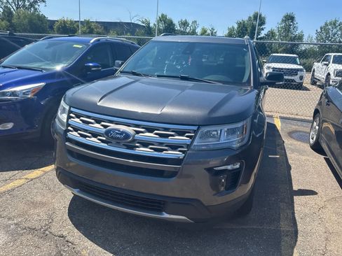Used 2018 Ford Explorer XLT w/ Equipment Group 201A AWD/4WD image 3