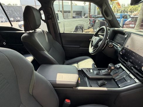 Used 2025 Lexus GX 550 AWD/4WD image 47