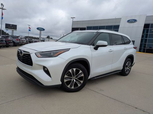 Used 2022 Toyota Highlander XLE image 1