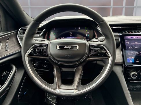 Used 2023 Jeep Grand Cherokee Overland w/ Luxury Tech Group IV AWD/4WD image 20