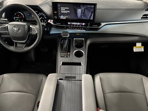 New 2026 Toyota Sienna XLE image 10