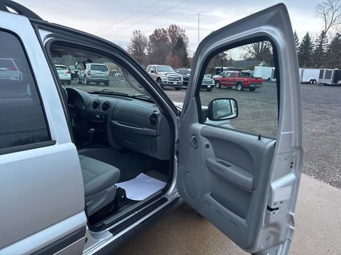 Used 2007 Jeep Liberty Sport image 21
