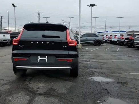 Used 2025 Volvo XC40 B5 Core image 7