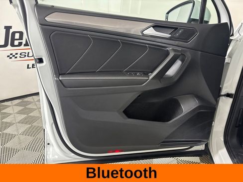 Used 2022 Volkswagen Tiguan SE w/ Panoramic Sunroof Package AWD/4WD image 9