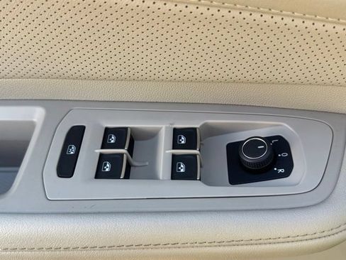 Used 2025 Volkswagen Atlas SE FWD image 9