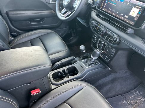Used 2024 Jeep Wrangler Unlimited Sahara w/ Technology Group AWD/4WD image 16