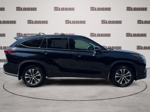 Used 2021 Toyota Highlander XLE AWD/4WD image 6