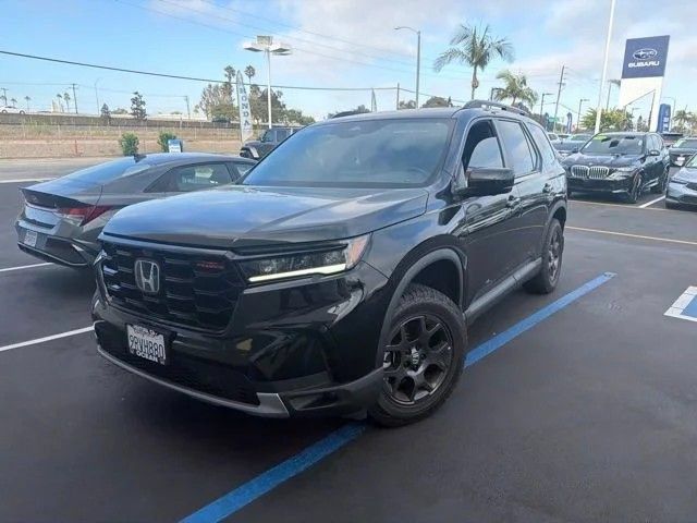 Certified 2025 Honda Pilot TrailSport image 3