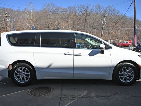 Used 2023 Chrysler Pacifica Touring-L image 6