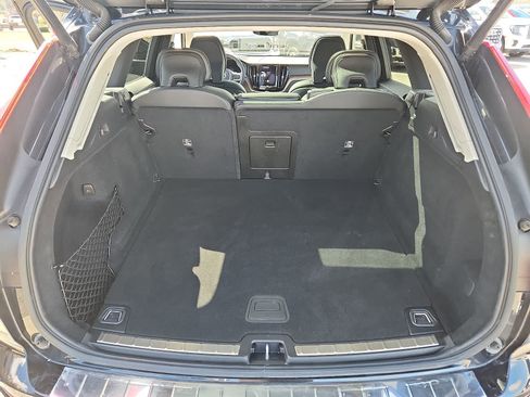 Used 2022 Volvo XC60 B5 Momentum image 28