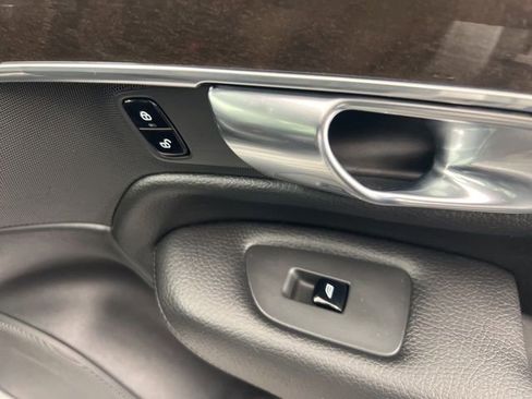 Used 2018 Volvo XC90 T5 Momentum w/ Convenience Package image 24