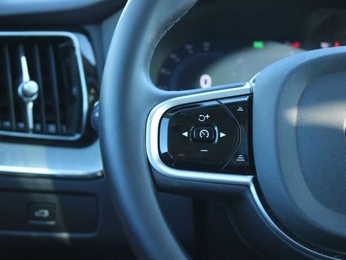 Used 2025 Volvo XC60 B5 Plus image 25