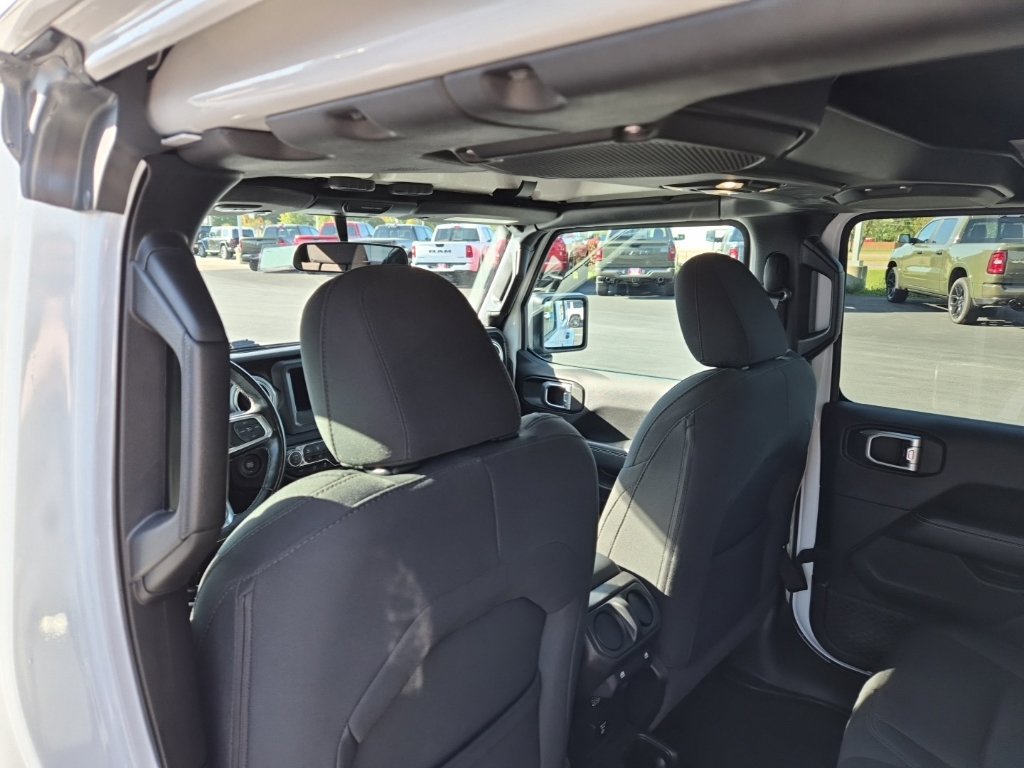 Used 2020 Jeep Wrangler Unlimited Sahara w/ Cold Weather Group AWD/4WD image 15