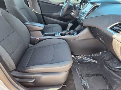 Used 2017 Chevrolet Cruze LT image 17