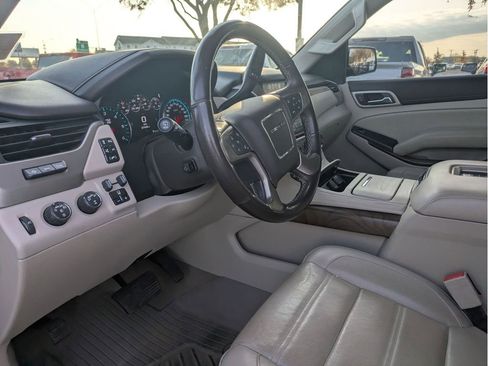 Used 2020 GMC Yukon Denali w/ Denali Premium Package image 9