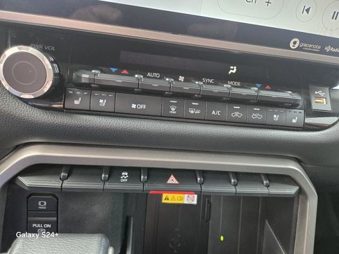Used 2022 Toyota Tundra Limited w/ Power Package RWD image 14