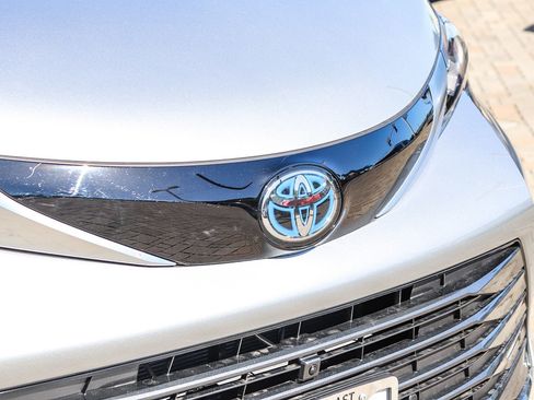 Used 2025 Toyota Sienna Platinum image 6