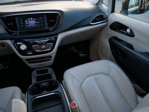 Used 2017 Chrysler Pacifica Touring-L image 11