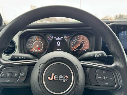 Used 2025 Jeep Gladiator Sport image 12