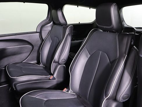 Used 2023 Chrysler Pacifica Limited w/ Uconnect Theater Family Group image 34