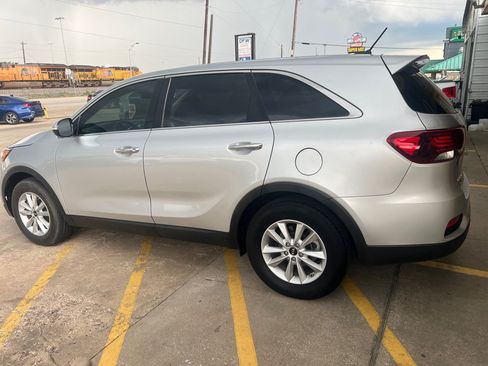 Used 2020 Kia Sorento L FWD image 4