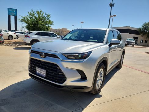 Used 2025 Toyota Grand Highlander FWD image 3