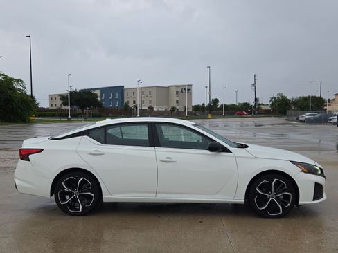 Used 2024 Nissan Altima 2.5 SR FWD image 2