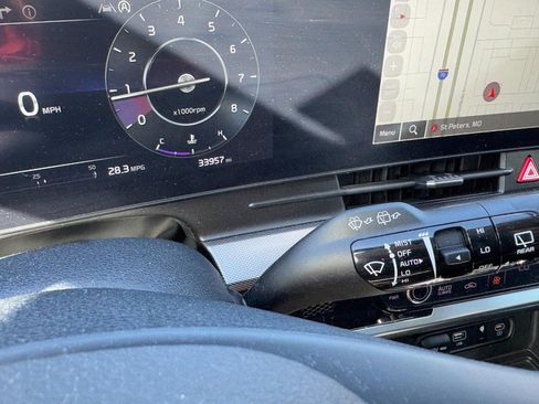 Used 2024 Kia Sportage SX image 21