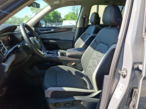 Used 2025 Volkswagen Atlas Peak Edition SE AWD/4WD image 11
