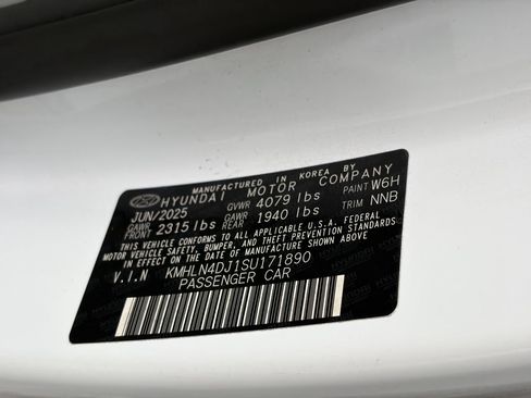 Used 2025 Hyundai Elantra Limited FWD image 12