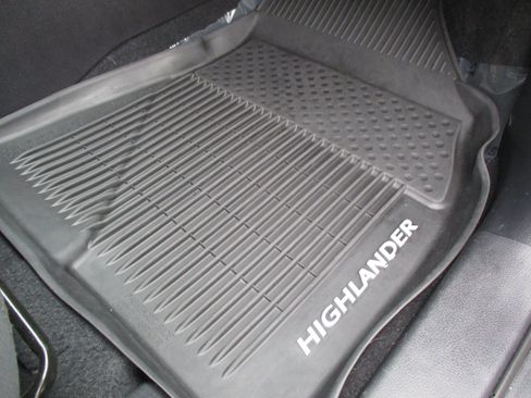 Used 2019 Toyota Highlander LE AWD/4WD image 32