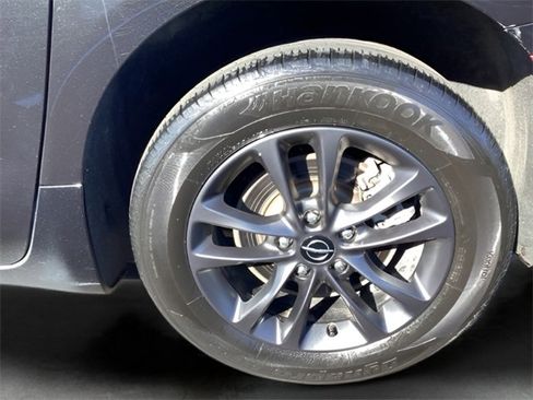 Used 2020 Chrysler Pacifica Touring-L image 10