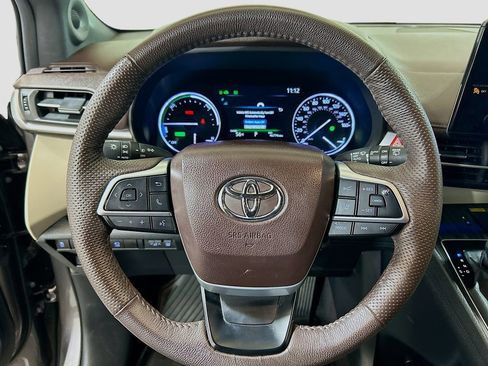Used 2023 Toyota Sienna Platinum image 9