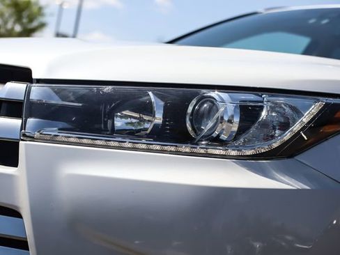 Used 2017 Toyota Highlander Limited w/ Carpet Mat Package image 16