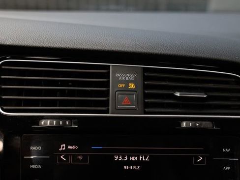 Used 2018 Volkswagen Golf R 4-Door image 38