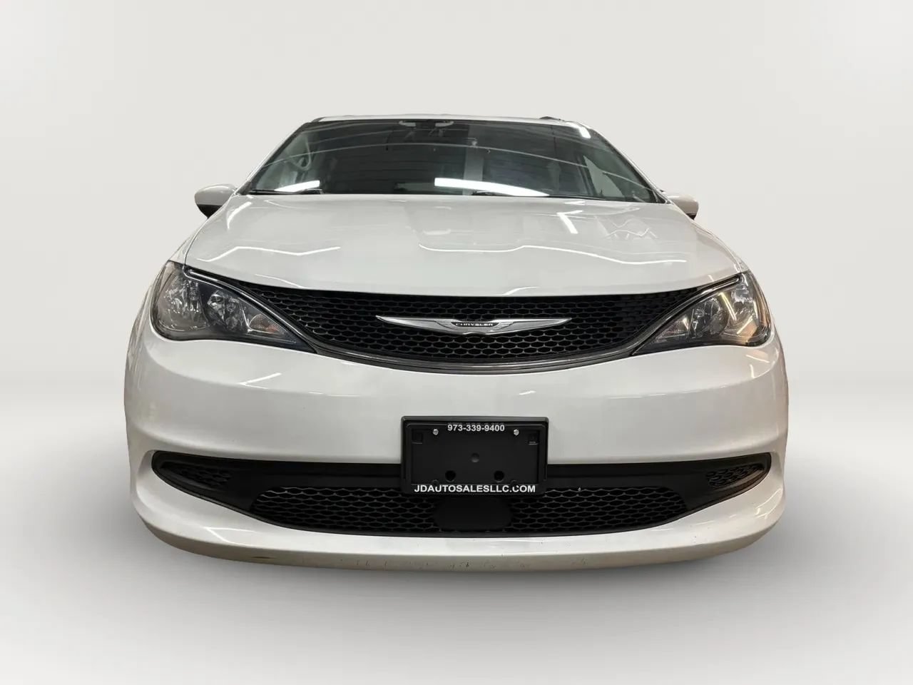 Used 2021 Chrysler Voyager Lxi FWD image 3