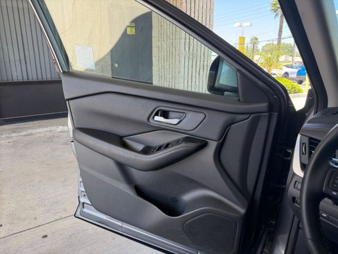 Used 2025 Nissan Rogue SV FWD image 18