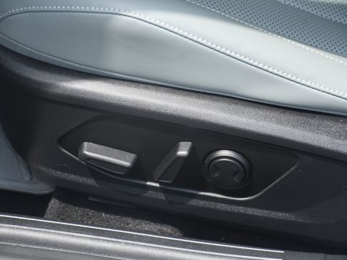 Used 2025 Hyundai Elantra Limited FWD image 9
