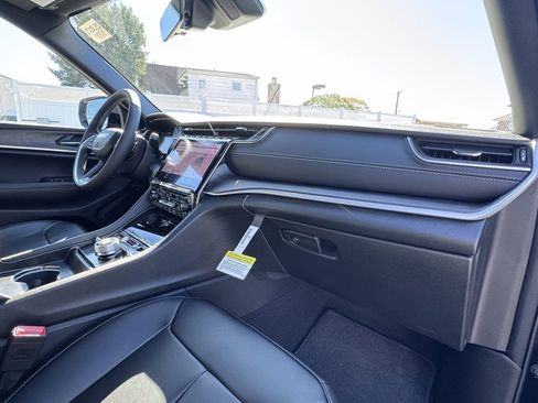 New 2025 Jeep Grand Cherokee Limited w/ Black Appearance Package image 18