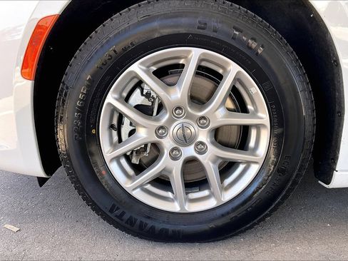 Used 2024 Chrysler Pacifica Touring-L FWD image 27