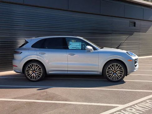 Certified 2026 Porsche Cayenne AWD/4WD image 8