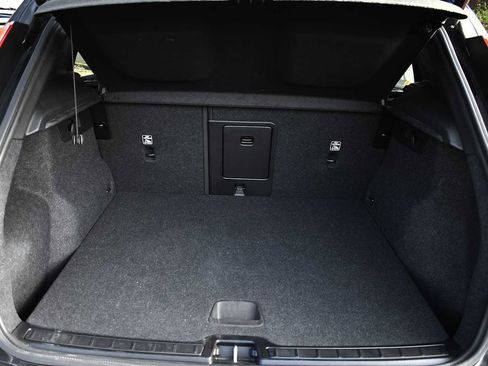 Used 2025 Volvo XC40 B5 Core image 8