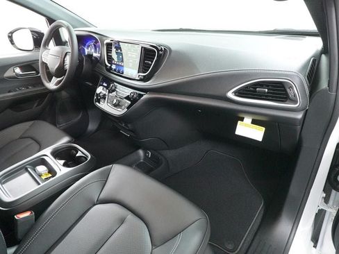 New 2027 Chrysler Pacifica Select FWD image 29