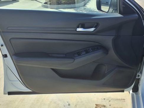 Used 2025 Nissan Altima 2.5 SV image 13