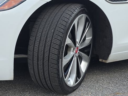 Used 2022 Jaguar XF SE RWD image 34