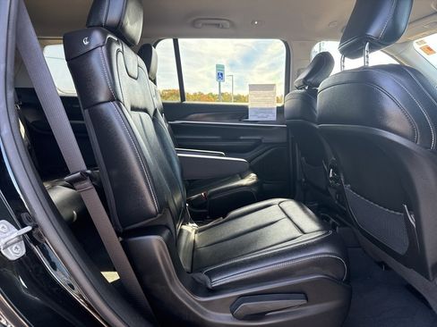 Used 2023 Jeep Grand Cherokee L Limited w/ Black Appearance Package image 15