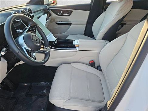 Used 2025 Mercedes-Benz GLC 300 4MATIC image 12