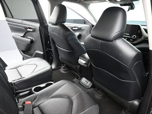 Used 2023 Toyota Highlander XLE AWD/4WD image 23