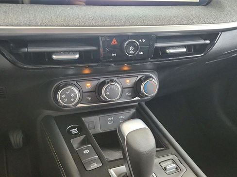 Used 2025 Nissan Kicks SV image 30