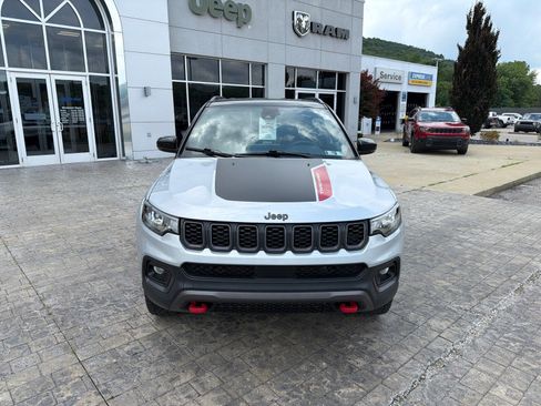 Used 2025 Jeep Compass Trailhawk AWD/4WD image 3